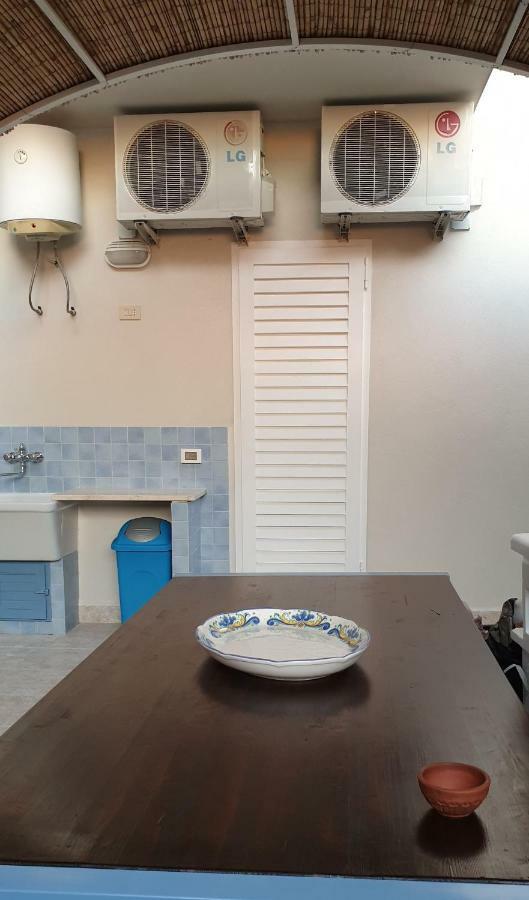Casa Vacanze L'Isola Del Relax Изола деле Фемине Екстериор снимка